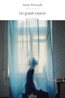 Couverture du roman Les grands espaces d'Annie Perreault, montrant une femme de profil devant une fenêtre