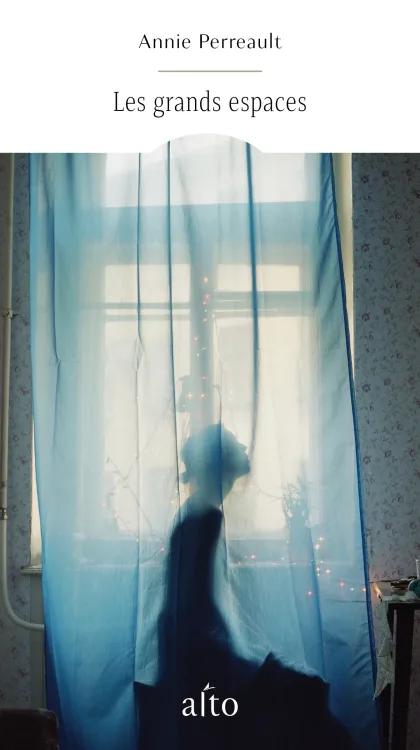 Couverture du roman Les grands espaces d'Annie Perreault, montrant une femme de profil devant une fenêtre